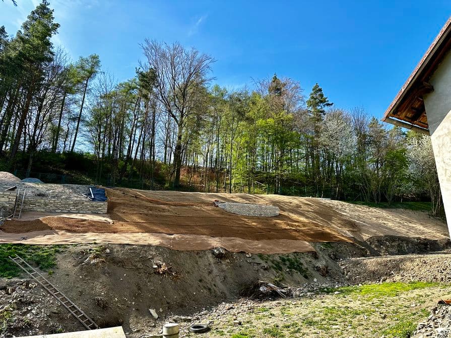 Erózióvédő hálók a kert lejtőjén